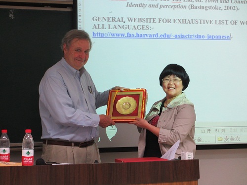 IMG_8180 我院副院长李德英教授向麦金农教授赠送礼品20120531川大研1-102.jpg